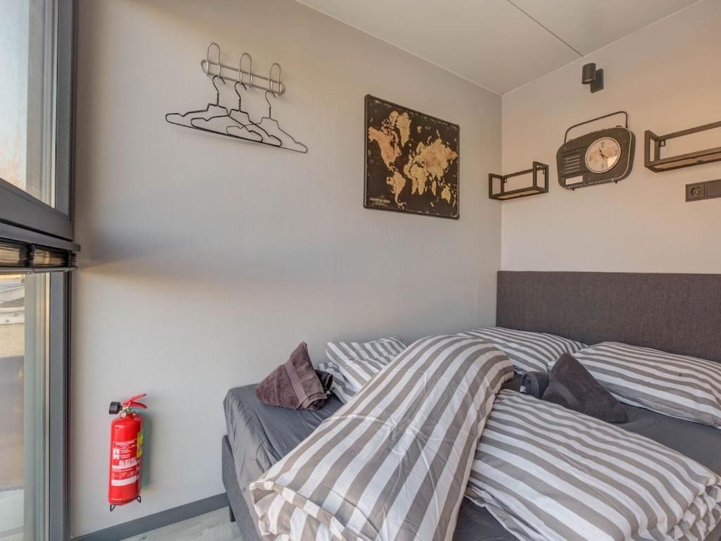 Hotel Modern Houseboat In Marina Of Volendam Exterior foto