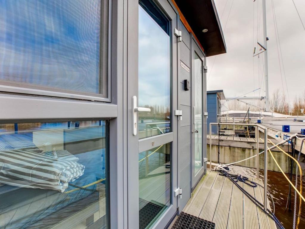 Hotel Modern Houseboat In Marina Of Volendam Exterior foto